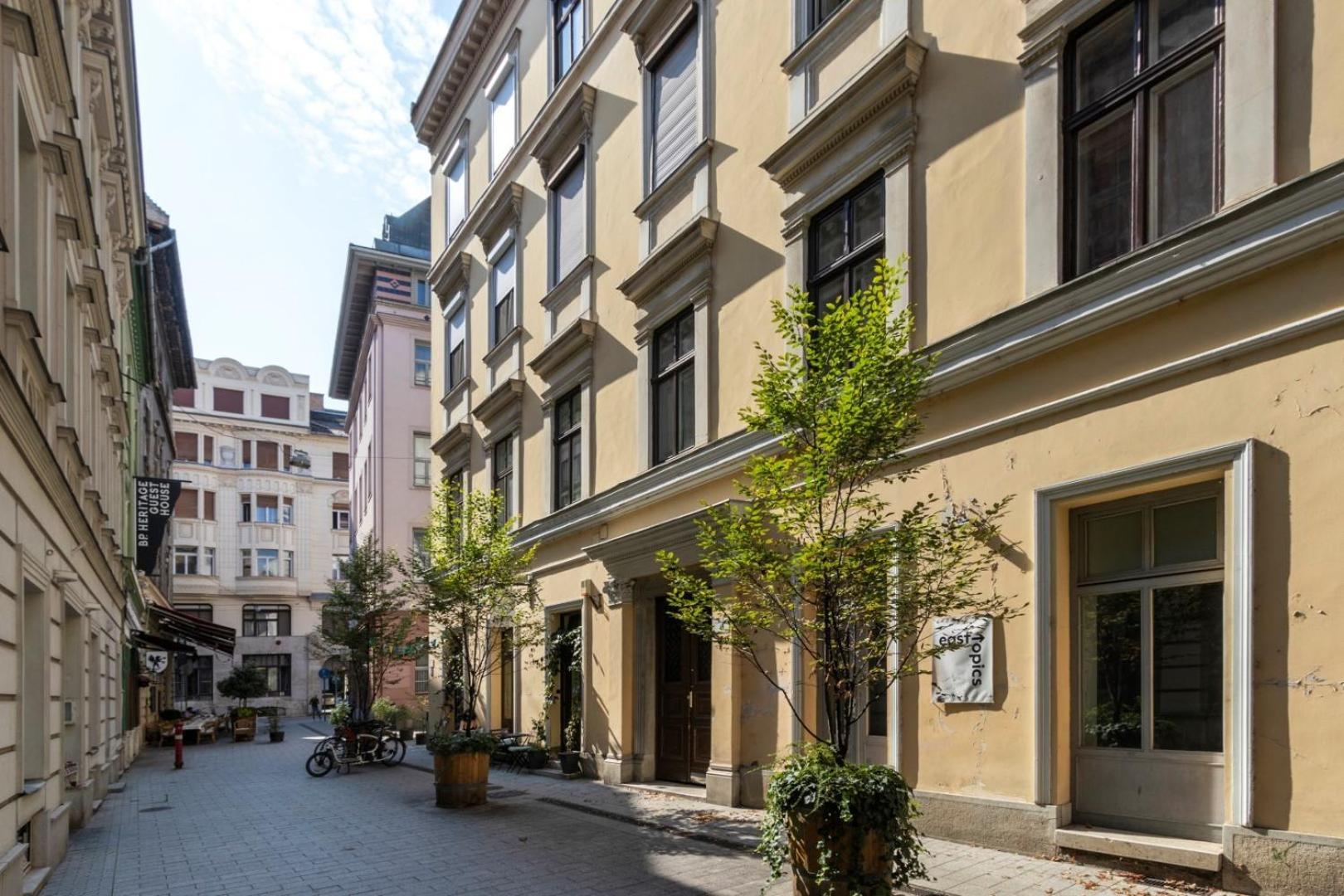 Little Americas Main Street Apartments Budapest Exteriör bild